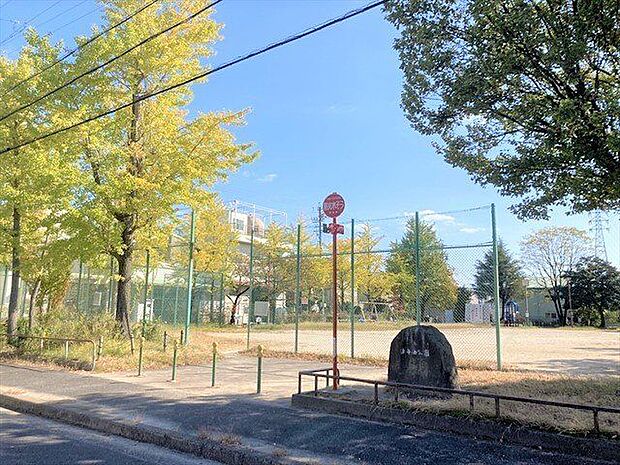 法華西公園　鉄棒・シーソー・ブランコに加え、コンビネーション遊具、広場もあります。 220m