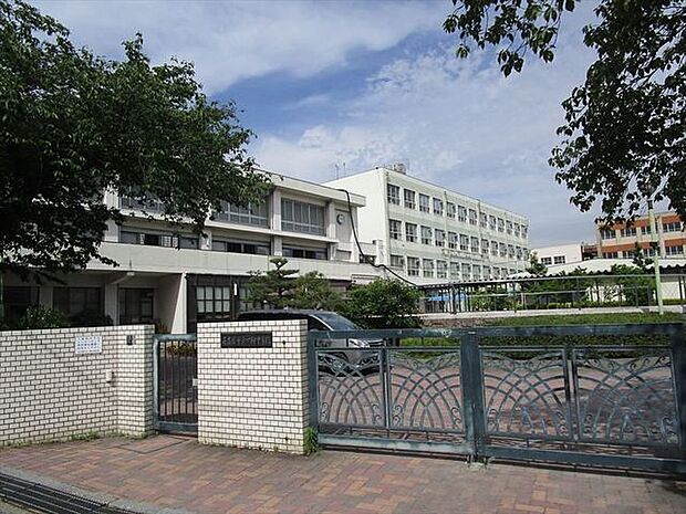 名古屋市立一柳中学校　昭和26年開校された歴史ある学校です。校舎も最近大規模改装されました。小学校は荒子小学校，野田小学校の2小学校です。 1200m