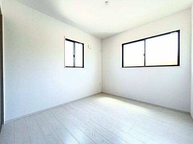 1階洋室：2面採光なので陽当たり良好です。高めの窓で家具の置場にも困りません◎