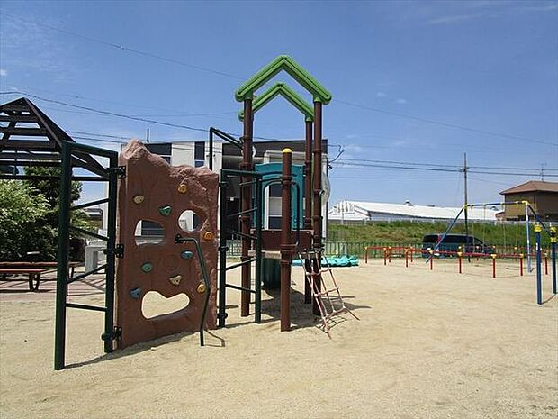 三角公園　ブランコや小さな遊具があります。 1060m