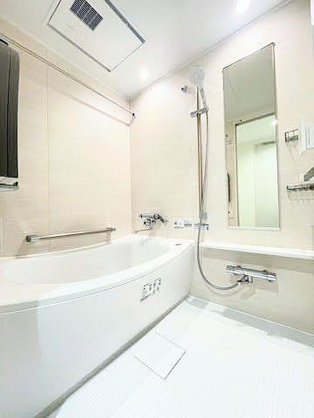 白を基調とした浴室は清潔感があり、お風呂の空間を広々と感じさせます。水アカや湯アカが目立ちにくいのもメリットの一つです◎