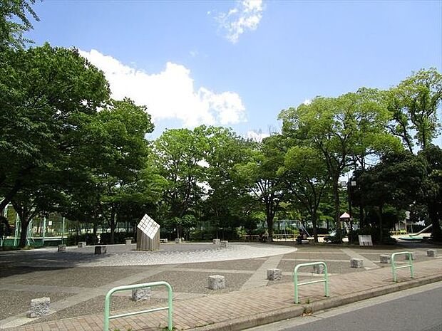 露橋公園　ナゴヤ球場に隣接している公園でコンビネーション遊具やバスケットゴール、グラウンドがあり、広々とした公園です。 470m