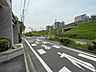 外観：全面道路は一方通行なので交通量も少なく、安心してお出かけできます。