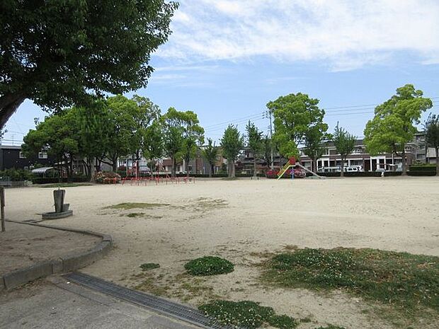 郷中公園　滑り台やブランコ、砂場があります。広場もあり、広々している公園です。 270m