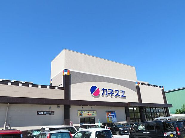カネスエ砂美店【カネスエ砂美店】朝8時から営業しています。駐車場あり。アイスクリームや冷凍食品などがお求めやすくなっています。お財布に優しいスーパー。ついつい買いすぎてしまいますね。 750m