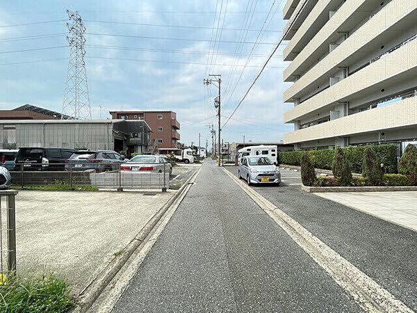 前面道路：大型車の通行が少ないので、振動や騒音が抑えられます。