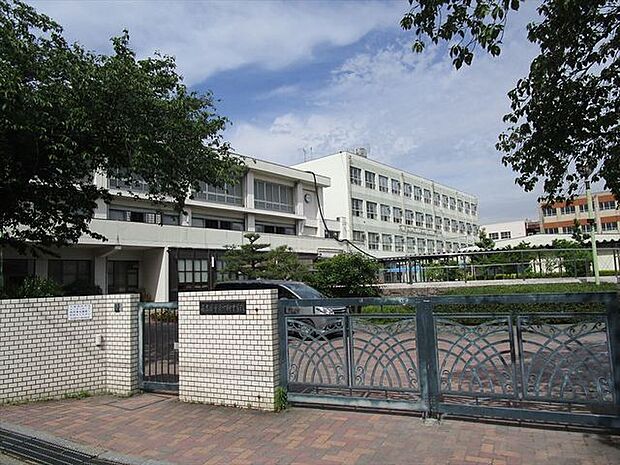 名古屋市立一柳中学校　昭和26年開校された歴史ある学校です。校舎も最近大規模改装されました。小学校は荒子小学校，野田小学校の2小学校です。 1270m