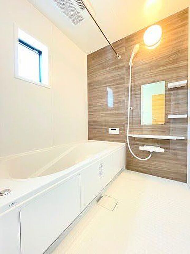 出入口の段差をフラットにし、安全面に配慮したバリアフリー設計の浴室。現在だけでなく、将来の生活まで考えた優しい造りです。