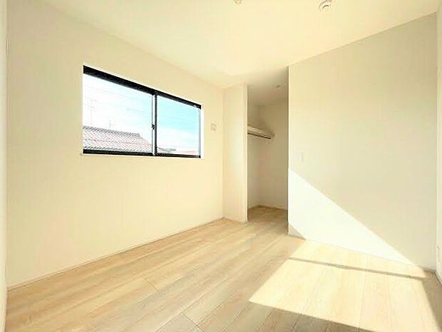 4.7帖洋室：コンパクトなお部屋ですが、窓からの採光で圧迫感なく生活できます♪遊び心のある素敵な空間にできそうです◎