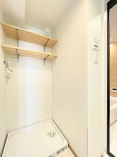 室内用洗濯機を設置できます。収納棚がついているのでスッキリとした空間を保てます。