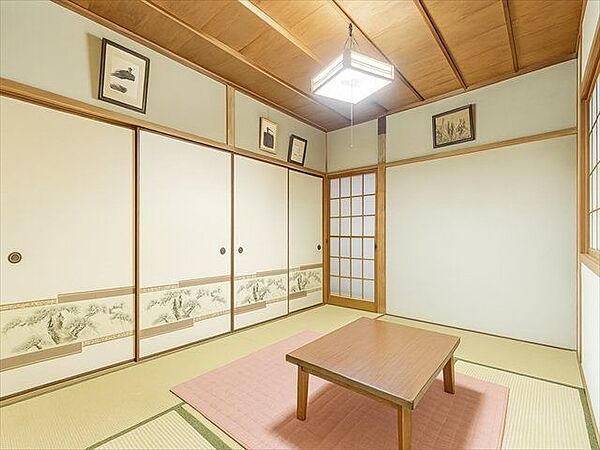 収納たくさん付いてます。