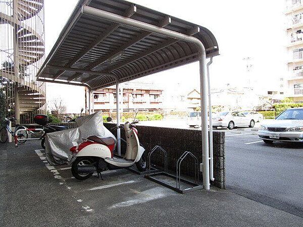 バイク置き場を確保しているので、自転車とぶつかることなく、安全に保管しておくことが出来ます。（空き状況に関しては随時お問合せ下さい。）