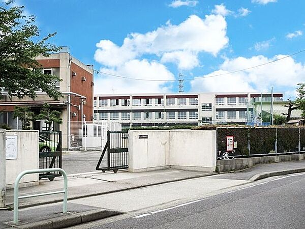 名古屋市立荒子小学校　【校訓】明るく　なかよく　よくはげむ【教育目標】思いやりの心を持ち、広い視野に立って考える子/豊かな心を持ち、進んで学ぶ子/健やかな心身とたくましい実践力を身につけた子 400m