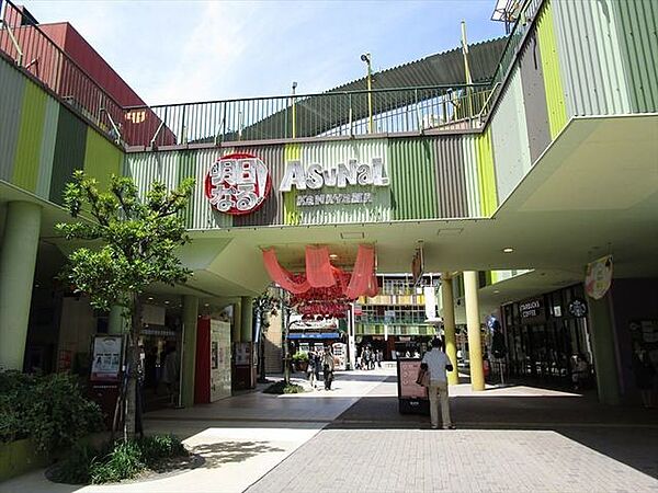 アスナル金山は、金山総合駅北口にある複合商業施設です。毎日のように開催されるアーティストのイベント。知ってる有名人が見れるチャンス！ 800m
