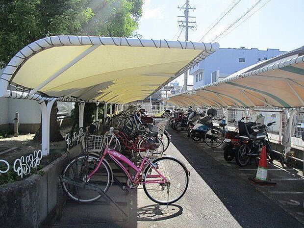 屋根付きの駐輪場です。雨から自転車を守ってくれます。また、両側にスペースがある広々としたスペースになります。