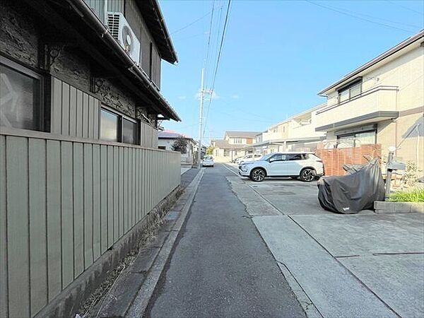 幅員約2mの前面道路です。セットバックが必要な道路となります。大型車が入ってこれないので、騒音などの心配はありません。