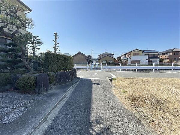 幅員約3mの前面道路です。セットバックが必要な道路となります。大型車が入ってこれないので、騒音などの心配はありません。
