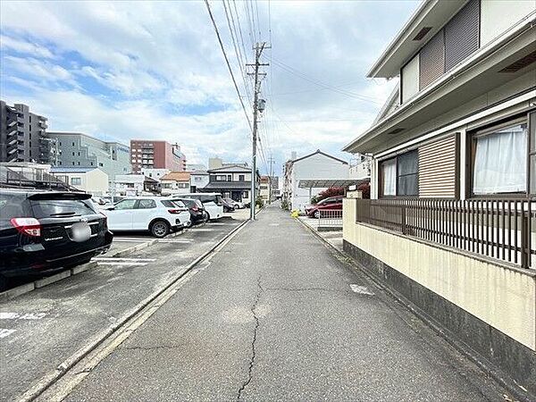 幅員約4mの前面道路です。車がすれ違うには厳しい道幅ですが、車はスピードを抑えて走行するので、お子様にも安全な道幅となっています。