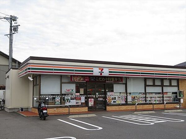 セブンイレブン名古屋東起4丁目店本格珈琲や店内調理の揚げ物などの新商品も続々登場。スローガンは「近くて便利」。地域の人へのサービスを重視し、配達サービスにも力を入れている。 1220m
