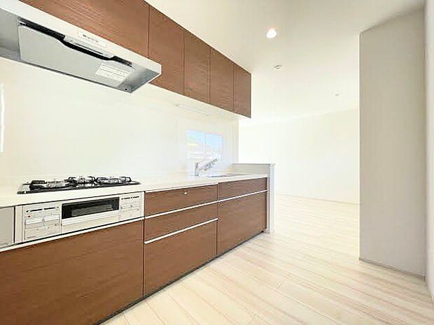 キッチン空間は個室のような仕様になっています◎集中して家事ができるのでスムーズに作業できそうですね◎まっすぐに伸びた水平ラインが美しく無駄の無い空間を演出しています。