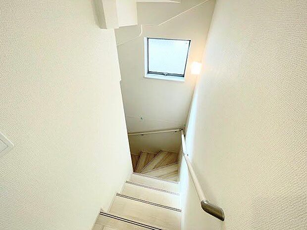 階段には採光を期待できる窓付♪暗くなりがちな階段部分も明るく照らしてくれるお家で、気持ちも明るく過ごせそうですね。
