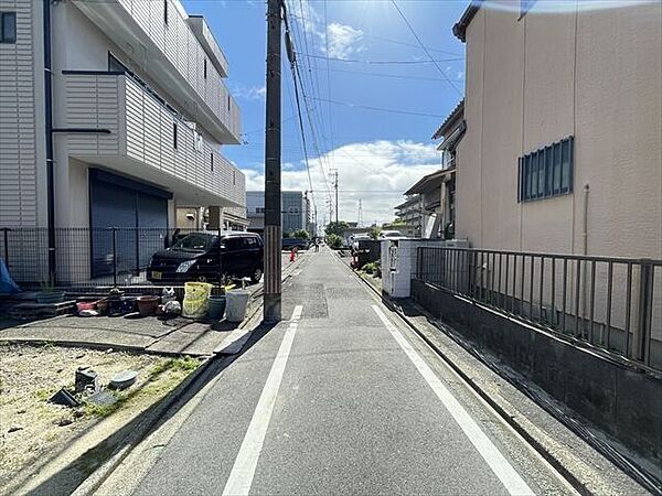 幅員約3mの前面道路です。セットバックが必要な道路となります。大型車が入ってこれないので、騒音などの心配はありません。