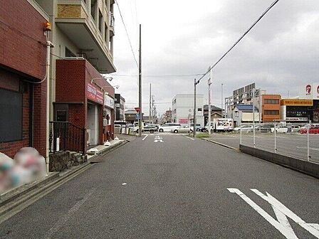大通りから1本中に入っているのでさほど交通量は多くありませんが、日中の走行車は夜間に比べて多いでしょう。