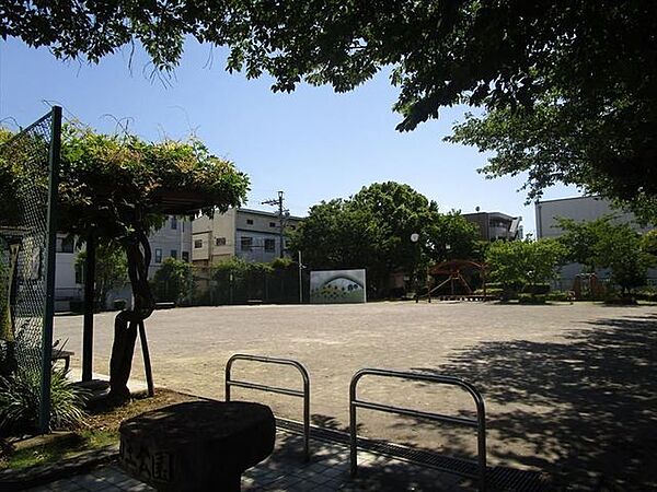 山王公園　遊具は少ないですが、グラウンドが広くキャッチボールやサッカーも楽しめますね。 450m