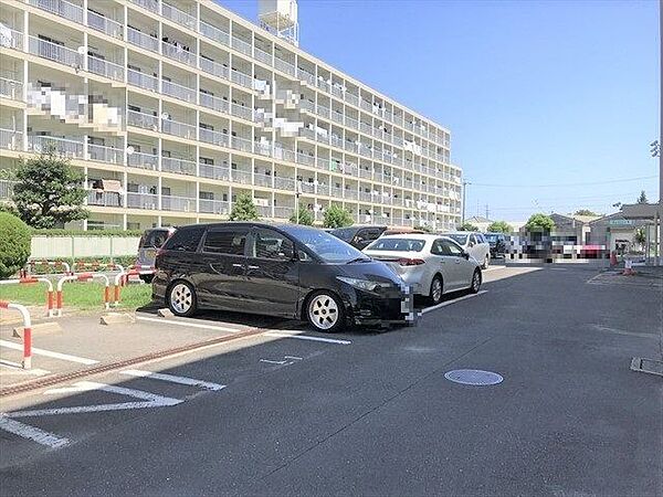 広い駐車スペースが確保されているので駐車が苦手な方でも安心ですね。