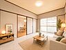洋室：バルコニーへ出入りのすることが出来るお部屋です。お部屋の中には南向きの窓から暖かな光と風が入り込む素敵な空間になります。