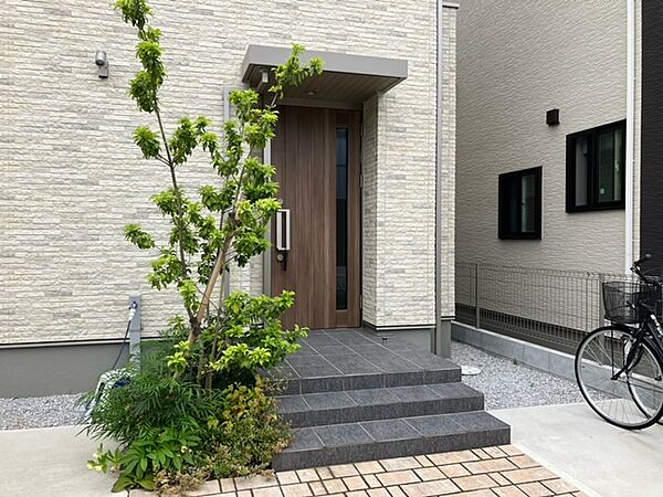 玄関は電気錠でキーを出さずに玄関ロック開閉ができます