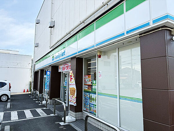 ファミリーマート入間グリーンヒル店　約240ｍ