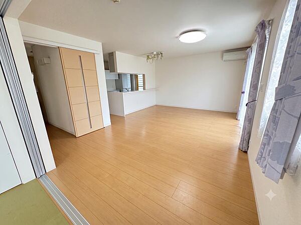 1階、リビングです。（本画像は、AIによる家具消しサービスを使用しています。）