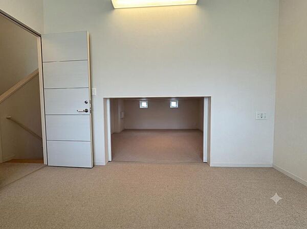 2階、洋室の蔵の入口です。（本画像は、AIによる家具消しサービスを使用しています。）