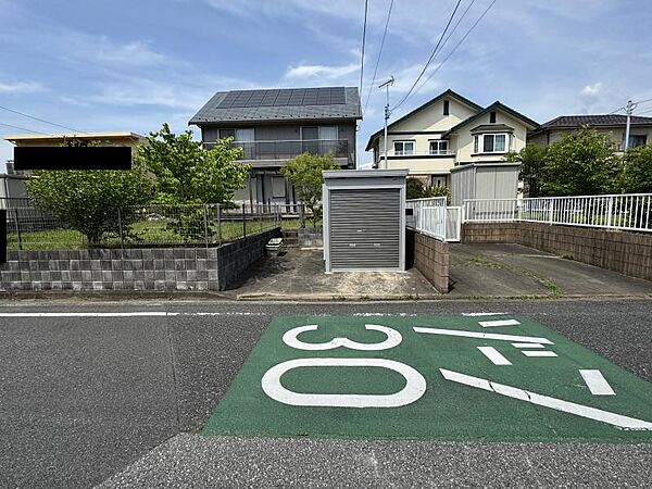 南西側道路からの外観です。