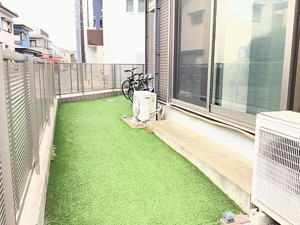南西側の庭メンテナンスがしやすい人工芝を設置