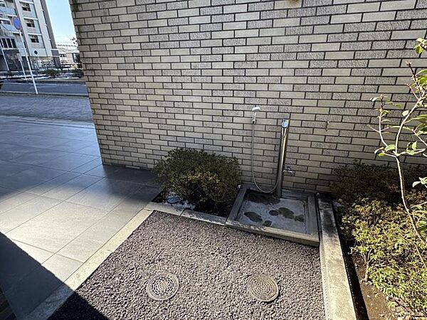 マンション入口の洗い場です。