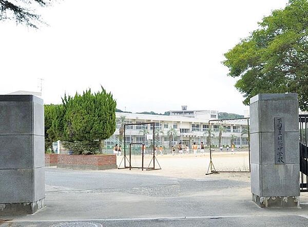 周辺：下関市立日新中学校(2、279m)