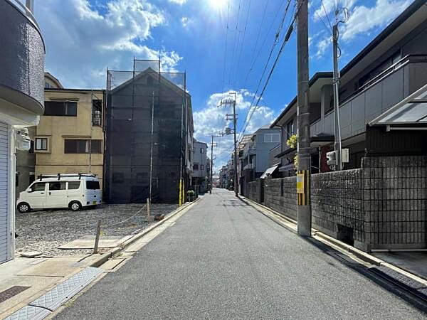 前面道路が広く、車の出し入れがしやすいカースペースです☆通勤や家族の送迎など、毎日の生活にマイカーが欠かせない方にとって駐車場は大事な条件。お出かけやお買い物の際の搬入出もらくらくです。