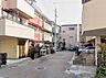 外観：前面道路が広く、車の出し入れがしやすいカースペースです☆通勤や家族の送迎など、毎日の生活にマイカーが欠かせない方にとって駐車場は大事な条件。お出かけやお買い物の際の搬入出もらくらくです。