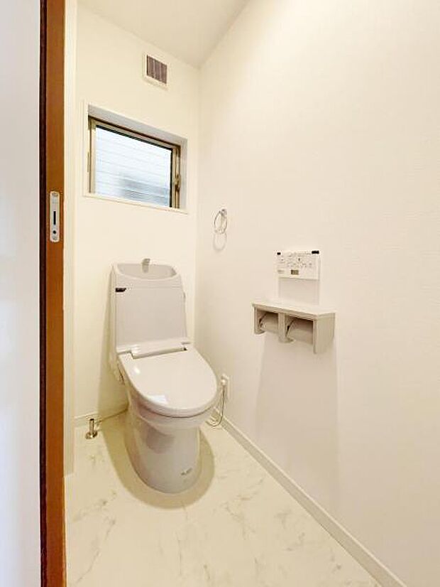 洗浄付き便座が魅力的なトイレです♪毎日使用する場所だからこそ、いつも清潔な空間であって頂けるよう配慮しました。窓で換気はばっちり、デザインもシンプルで清潔感が漂います。