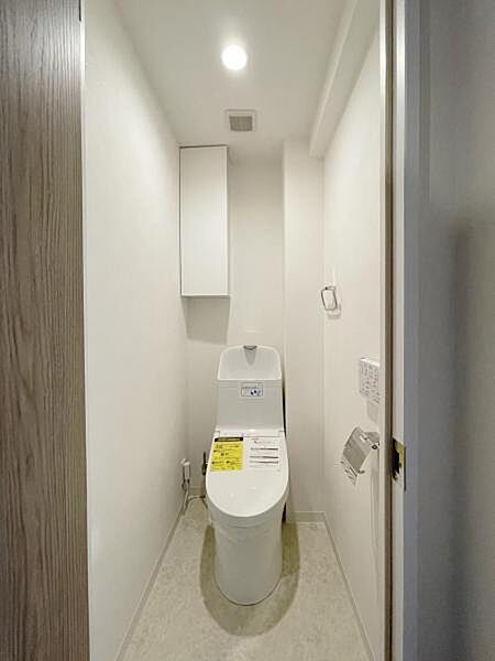 白を基調とした、シンプルながらも落ち着くデザイン。洗浄付き温水便座で機能性も兼ね備えています♪毎日に欠かせないお手洗いだからこそ、ほっと落ち着く空間としての機能を重視しています。