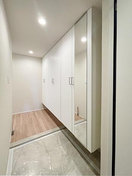 上質感漂う玄関です♪居住者の帰り、訪れる方を優しく迎える・安らぎに満ちた生活空間を予感させるようなその佇まいが魅力的ですね。「行ってらっしゃい」「おかえりなさい」が溢れるような明るい空間です☆