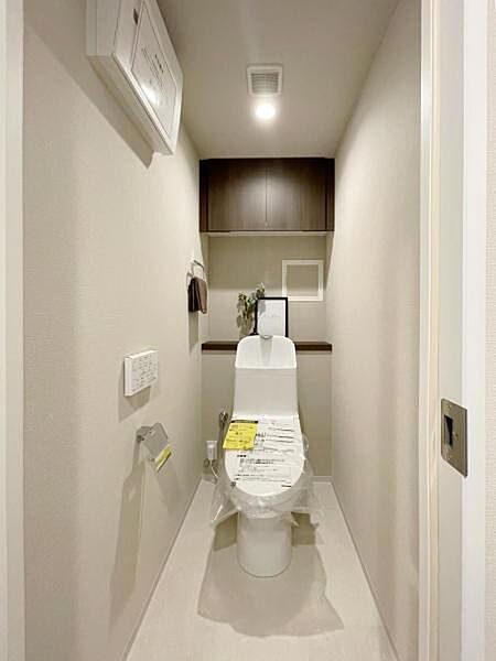 白を基調とした、シンプルながらも落ち着くデザイン。洗浄付き温水便座で機能性も兼ね備えています♪毎日に欠かせないお手洗いだからこそ、ほっと落ち着く空間としての機能を重視しています。