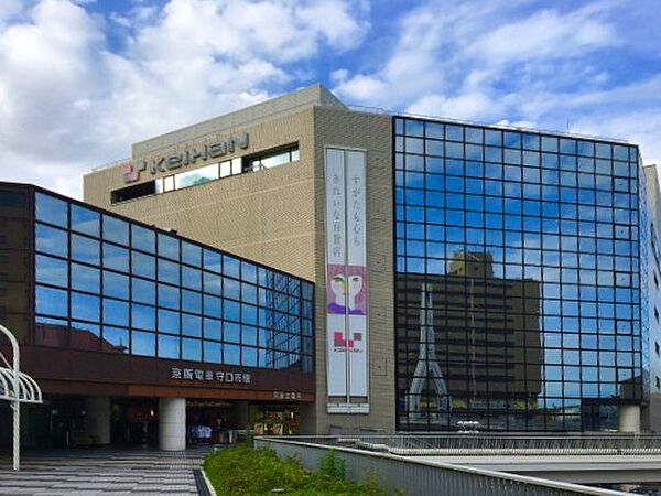 京阪電車「守口市駅」東口から直結しており、Osaka Metro谷町線「守口駅」からも徒歩5分でアクセス可能です。雨に濡れずに来店でき、駐車場も完備しています。