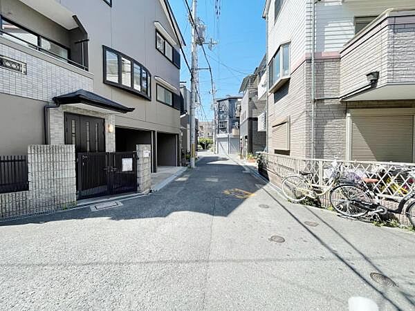 カースペースは広々2台分を確保しております。お車の出し入れも安心な十分な空間は、突然の来客も安心♪ドライブテクを必要としない、便利なカースペースです。毎日のお出かけや車での通勤もらくらく♪