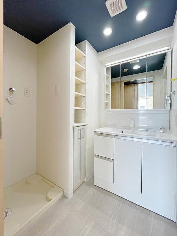 明るく清潔感のある色調で纏められた洗面室は、機能性に富んだ三面鏡の洗面台と採光窓が特徴です♪通気性もよく、洗濯機置場も完備し、家事の動線も配慮されたデザインになっております。