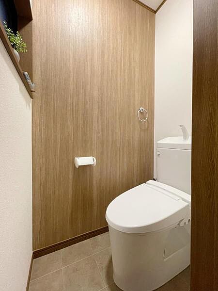 洗浄付き便座が魅力的なトイレです♪毎日使用する場所だからこそ、いつも清潔な空間であって頂けるよう配慮しました。窓で換気はばっちり、デザインもシンプルで清潔感が漂います。