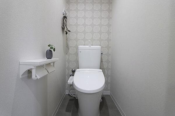 洗浄付き便座が魅力的なトイレです♪毎日使用する場所だからこそ、いつも清潔な空間であって頂けるよう配慮しました。デザインもシンプルで清潔感が漂います。