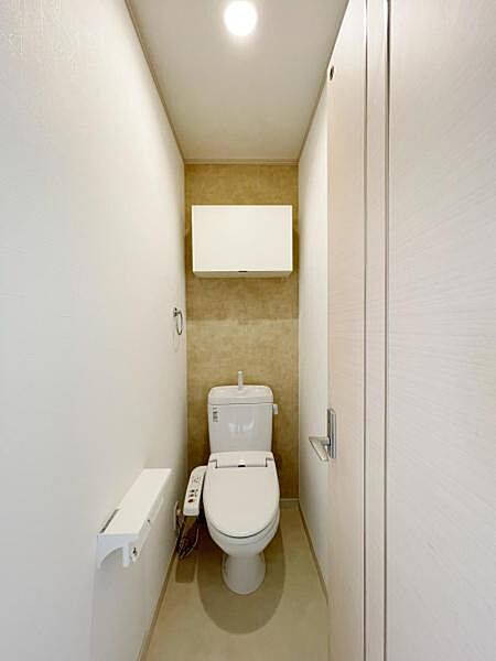 洗浄付き便座が魅力的なトイレです♪毎日使用する場所だからこそ、いつも清潔な空間であって頂けるよう配慮しました。窓で換気はばっちり、デザインもシンプルで清潔感が漂います。